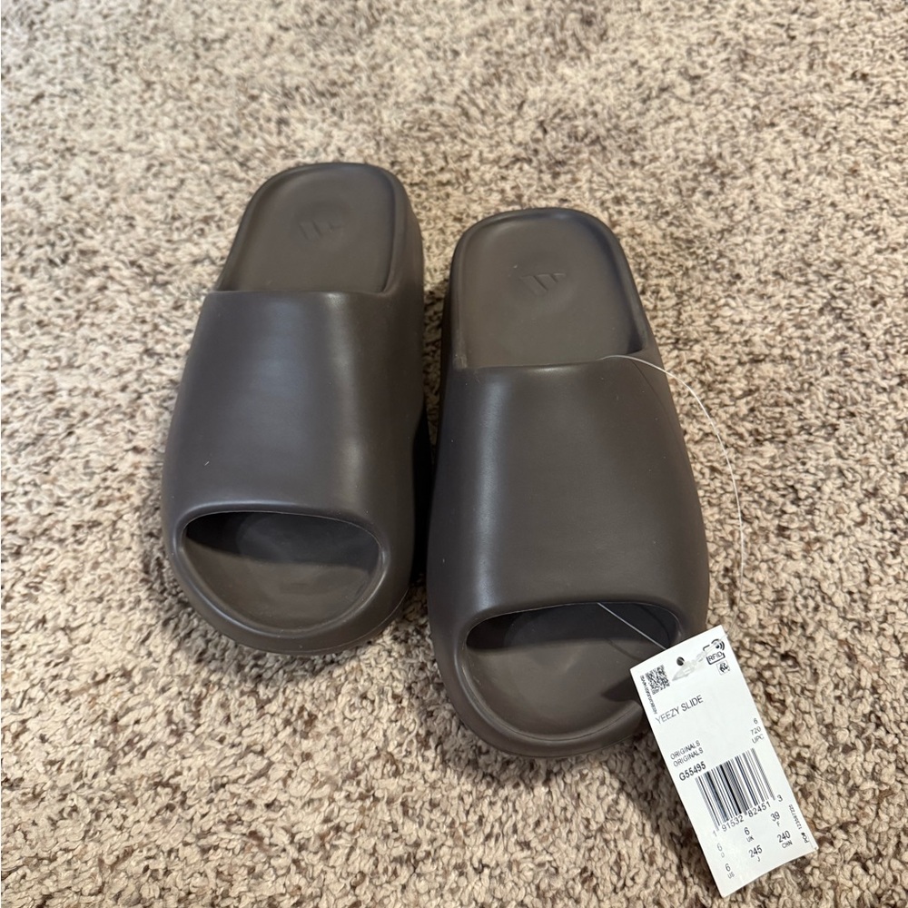 NWT Yeezy Slides Soot